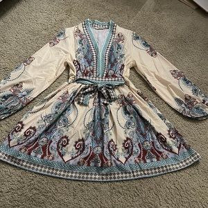 Nice V neck bungee and tie waist flowey dress